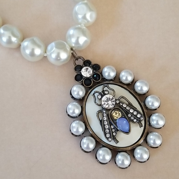 Hand Crafted Baroque Glass Pearl Queen Bee Pendant Necklace - Picture 5 of 12